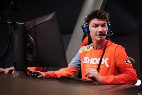 how much does sinatraa make on twitch